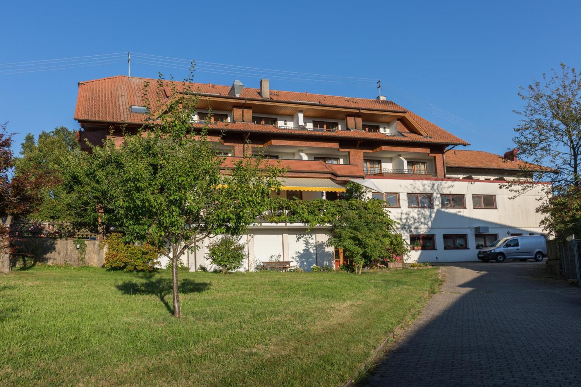 Hotel Restaurant Vinothek Lamm Bad Herrenalb Exteriör bild